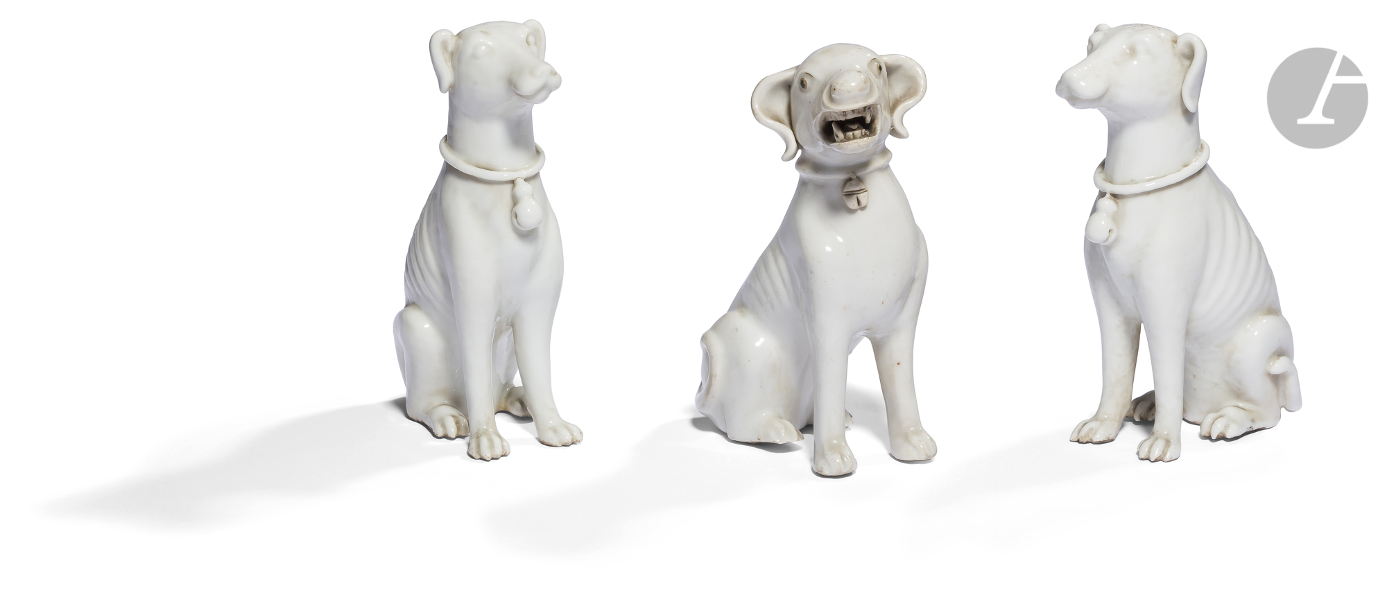 CHINE - XVIIIe/XIXe siècle Statuette en porcelaine blanche de chien assis, la gueule ouverte. H.