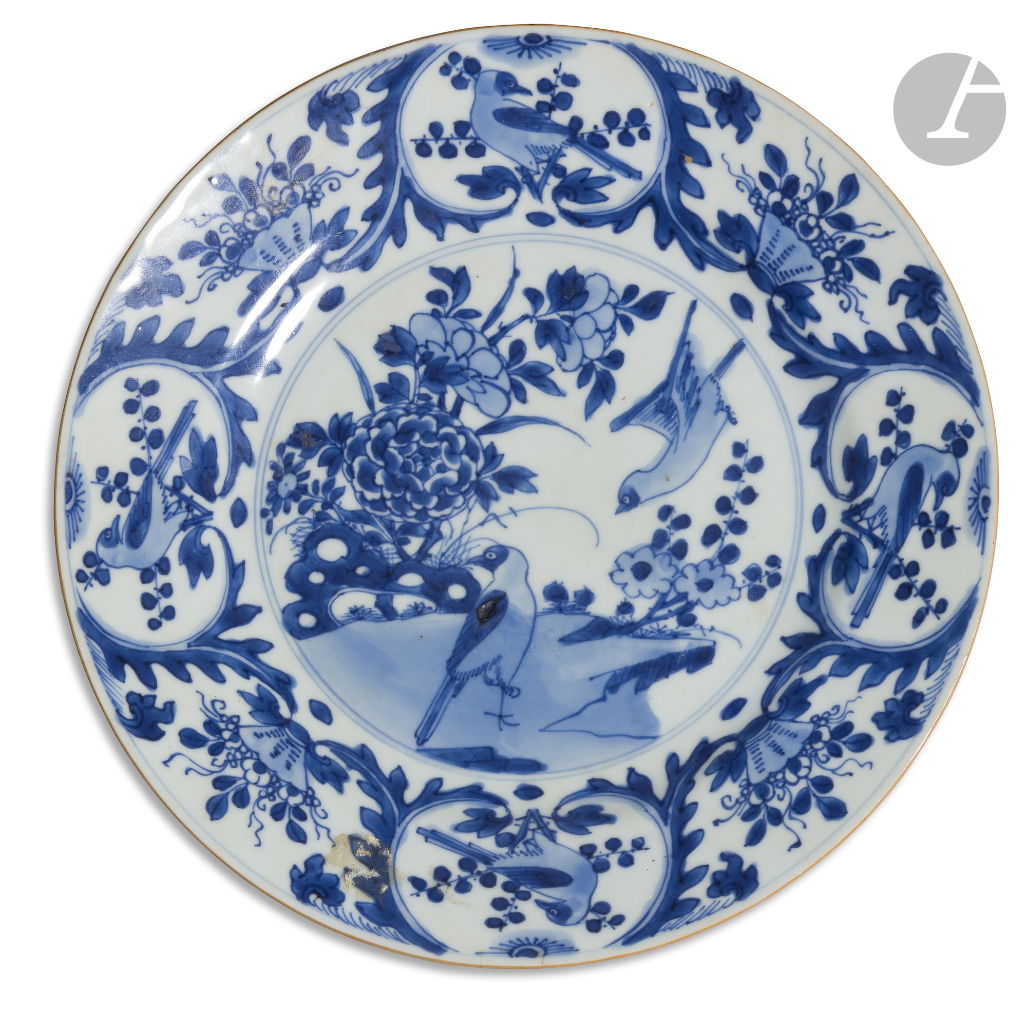 CHINE - Époque WANLI (1573 - 1620) Assiette ronde en porcelaine émaillée en bleu sous couverte