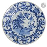 CHINE - Époque WANLI (1573 - 1620) Assiette ronde en porcelaine émaillée en bleu sous couverte