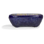 CHINE - XIXe/XXe siècle Vasque rectangulaire quadripode en porcelaine émaillée bleu foncé, à décor