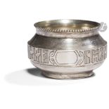 Petit saleron en argent. Gravé sur la ceinture du proverbe traditionnel « Sans sel et sans pain ce