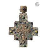 Croix en laiton et émail cloisonné à décor de cabochons. Fin du XVII - début du XVIIIe siècle.
