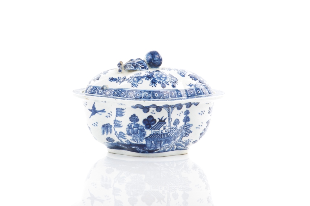 18TH C BOW BLUE & WHITE COVERED SAUCE TUREEN - Image 2 of 6