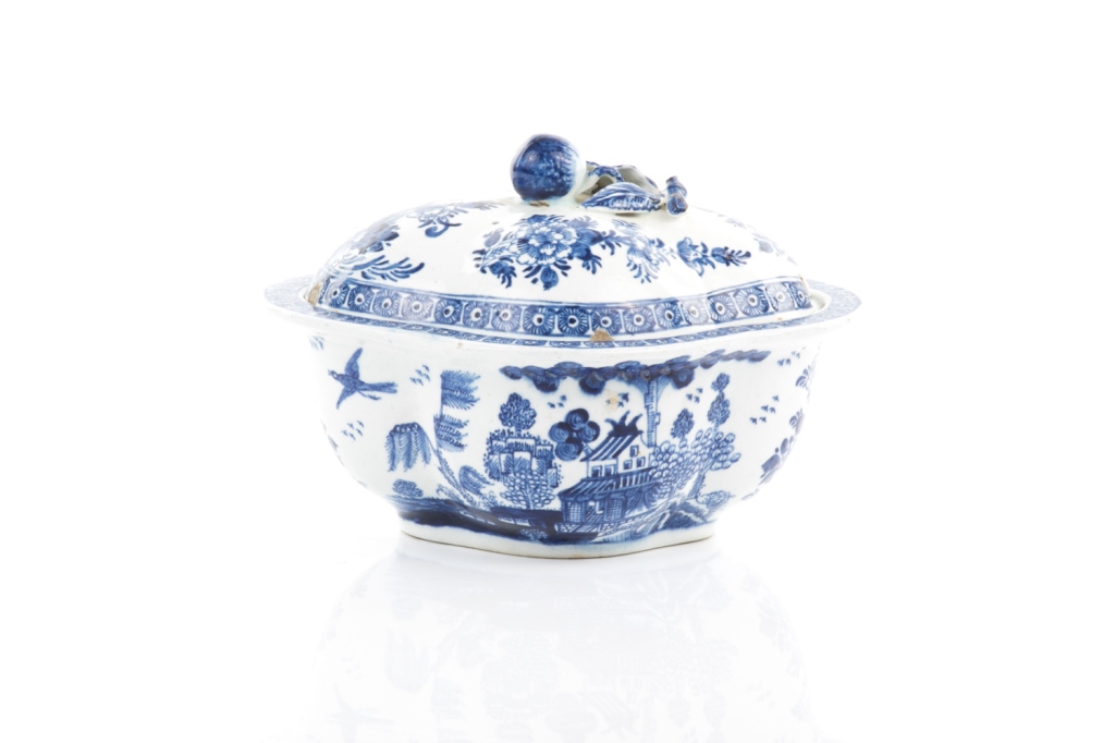 18TH C BOW BLUE & WHITE COVERED SAUCE TUREEN