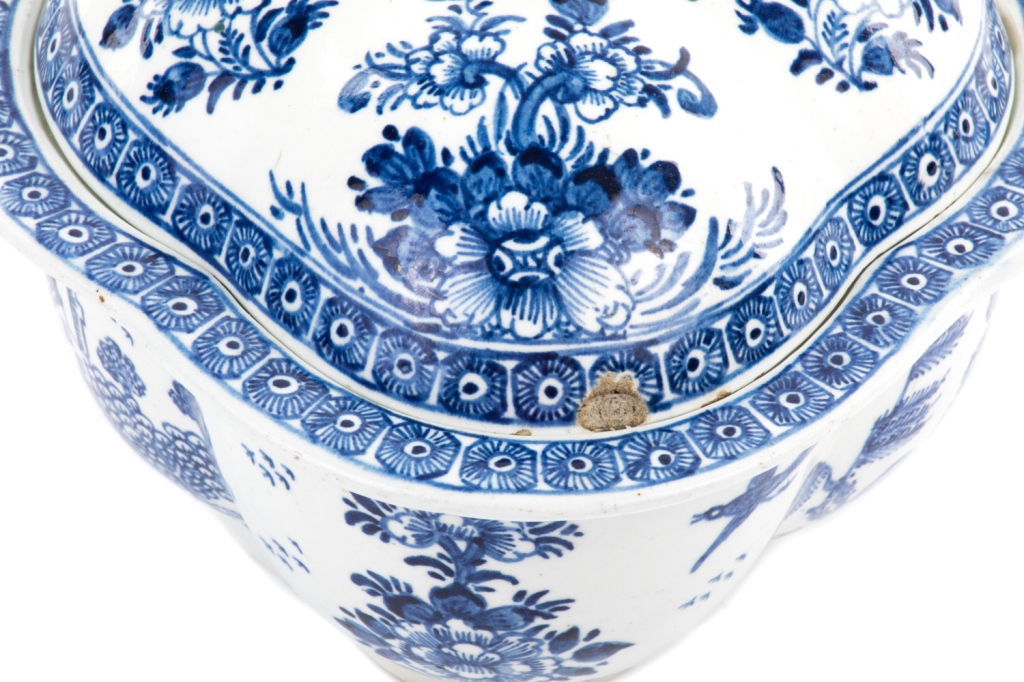 18TH C BOW BLUE & WHITE COVERED SAUCE TUREEN - Image 6 of 6