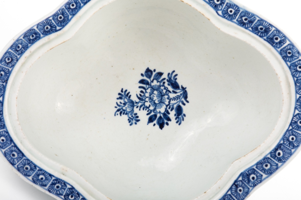 18TH C BOW BLUE & WHITE COVERED SAUCE TUREEN - Image 5 of 6
