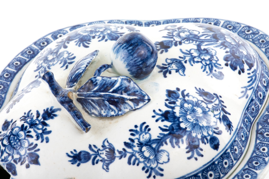 18TH C BOW BLUE & WHITE COVERED SAUCE TUREEN - Image 4 of 6