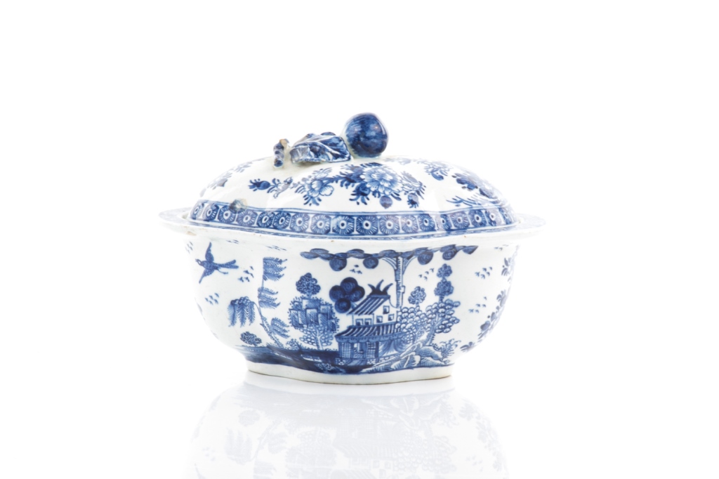 18TH C BOW BLUE & WHITE COVERED SAUCE TUREEN - Image 3 of 6