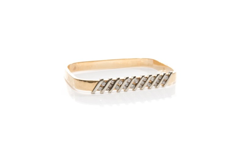 GOLD AND DIAMOND BANGLE BRACELET, 31g