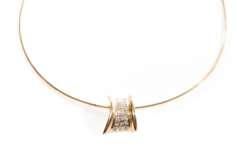 GOLD OMEGA CHAIN NECKLACE WITH SLIDER PENDANT, 14g - Image 3 of 5