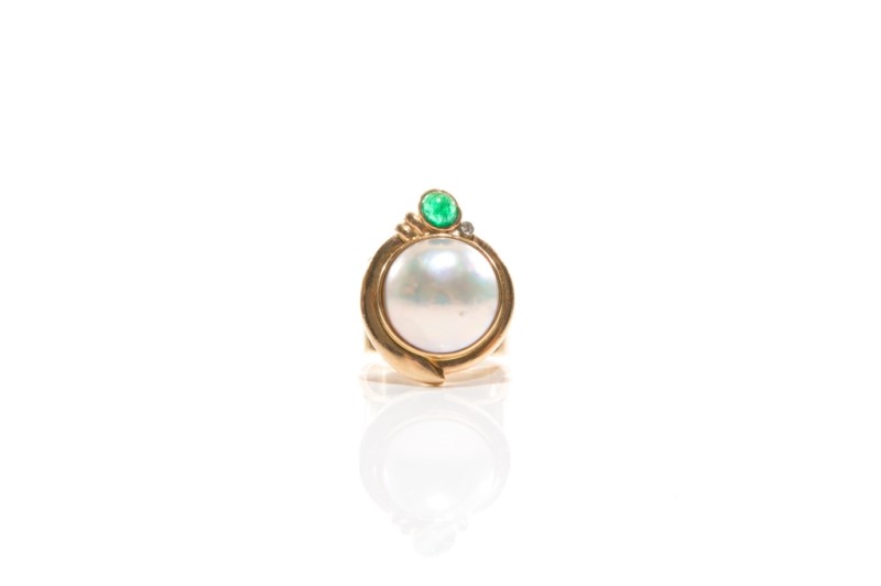 GOLD, PEARL & EMERALD RING, 19.75g