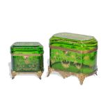 Par de cajas de cristal verde y dorado con guirnaldas montados en metal. Trabajo francés, h. 1900.