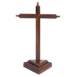 Cruz de altar de madera tallada. Trabajo español, S. XVIII - XIX