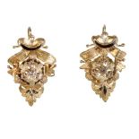 Pendientes S. XIX de forma ablasonada con diamantes talla rosa en adornos de flores y esmalte negro