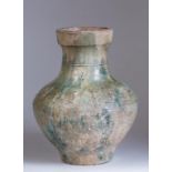 Jarrón hu de cerámica vidriada en verde. Posiblemente dinastia Han (206 AC - 220 DC)