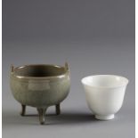 Taza en porcelana con dragón grabado. China, S. XIX.