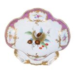 Fuente lobulada en forma de venera en porcelana esmaltada y dorada. Meissen, 1730-1763.