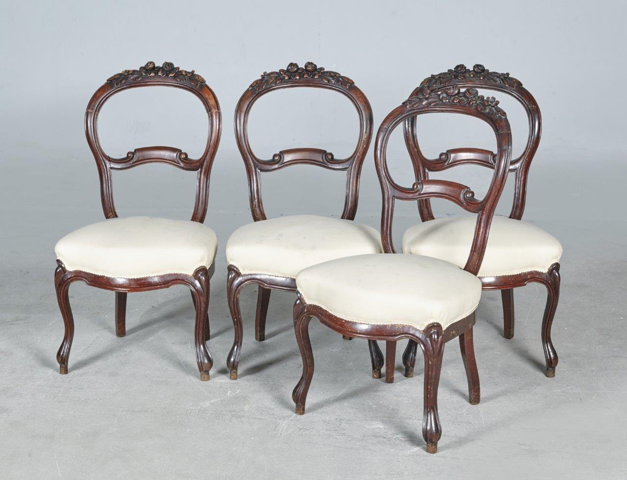 Cuatro sillas isabelinas en madera de caoba, tallada y moldada. España, mediados s. XIX.