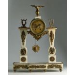 Reloj de pórtico Luis XVI en mármol y bronce dorado. Trabajo francés ff. S. XVIII.