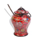 Tetera de porcelana esmaltada en rojo con flores y caracteres en cartela. China, pp. del S. XX