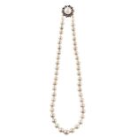 Collar de un hilo de perlas cultivadas de pp. S. XX con cierre girasol de diamantes y perla central