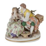 Grupo escultórico de porcelana esmaltada, representando una escena galante. Alemania, pp. del S. XX.