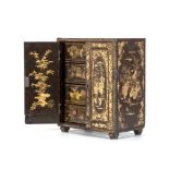 Cabinet en madera lacada con decoración de chinoisseries en dorado. China, Cantón, S. XIX