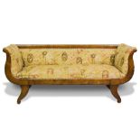 Sofá de madera de nogal. Trabajo español, h. 1830 - 1840.