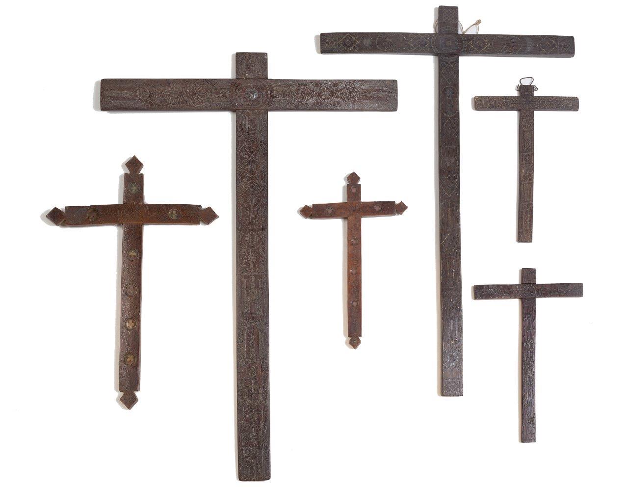 Cruz relicario de madera con incrustaciones en metal. Trabajo castellano, S. XVIII - XIX