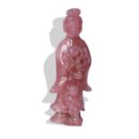 Mujer con flor en cuarzo rosa. China, S. XIX - S. XX