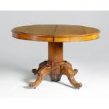 Mesa de comedor de madera de nogal. Trabajo español, h. 1850-1860.