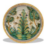 Plato de cerámica esmaltada de la serie del pino. Puente del Arzobispo, XVIII.