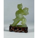 “Hombre con granada” en jade tallado. Trabajo chino, S. XX