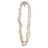 Collar de dos hilos de perlas cultivadas con cierre de racimo de perlas y brillantes
