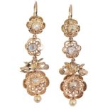 Pendientes largos S. XIX con tres rosetones colgantes con un diamante talla rosa central