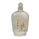 Snuff bottle de marfil tallado con decoración tallada y a tinta. China, S. XIX