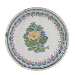 Plato de cerámica levantina, esmaltada con una flor en el asiento. Manises. S. XIX.