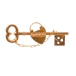 Broche S. XIX en forma de llave con candado central de corazón decorado con perlitas