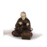 Figura de madera tallada y marfil. Trabajo japonés, Meiji, S. XIX