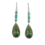 Pendientes largos con gran gota de turmalina verde que pende de línea de esmeraldas de talla oval