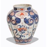 Tibor en porcelana esmaltada y dorada de estilo imari.Japón, S. XVIII.