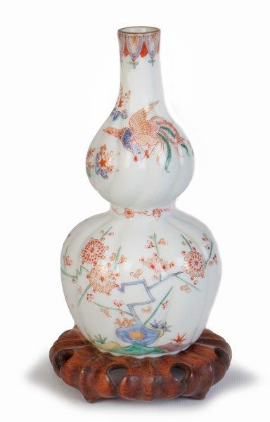 Botella japonesa en porcelana kakiemon. Japón, Periodo Edo (1603-1868) Marca en la base Fuku.
