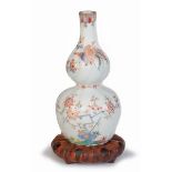 Botella japonesa en porcelana kakiemon. Japón, Periodo Edo (1603-1868) Marca en la base Fuku.