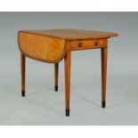 Mesa “pembroke”, Jorge III de madera de satín.Trabajo inglés, h. 1800.