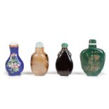 Lote compuesto por cuatro botellas de rapé, una de ellas en malaquita tallada, S. XIX