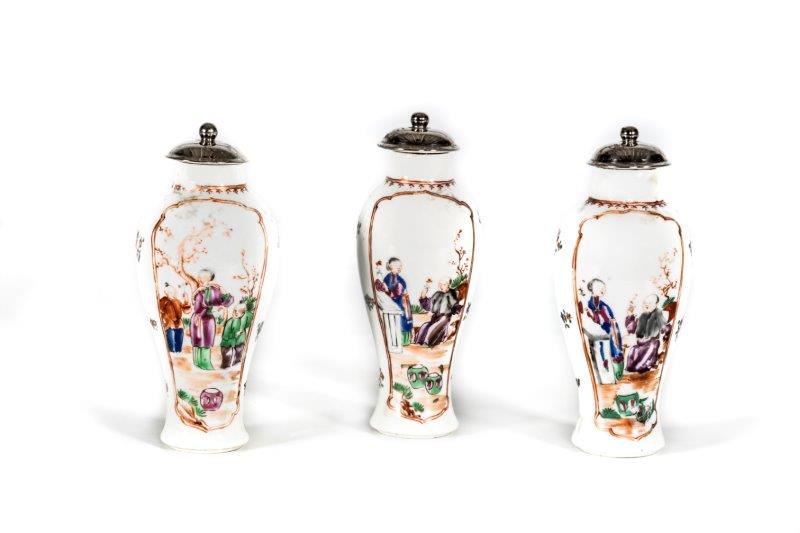 Conjunto de tres tibores en porcelana de Compañía de Indias, “Familia rosa”.China, S. XVIII.