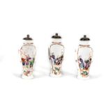 Conjunto de tres tibores en porcelana de Compañía de Indias, “Familia rosa”.China, S. XVIII.