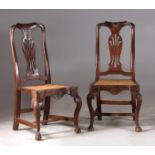 Juego de dos sillas de madera de nogal, de estilo Chippendale.Trabajo andaluz, S. XVIII.