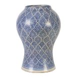 Jarrón en cerámica azul y blanca.Trabajo persa, pp. S. XX.