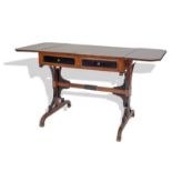 Mesa de alas de madera de caoba y madera ebonizada.Trabajo ruso, h. 1820.